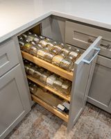 Organisateur de tiroir à épices sur mesure en noyer et blanc pour armoire de cuisine Vermont avec bloc porte-couteaux et bocaux étiquetés