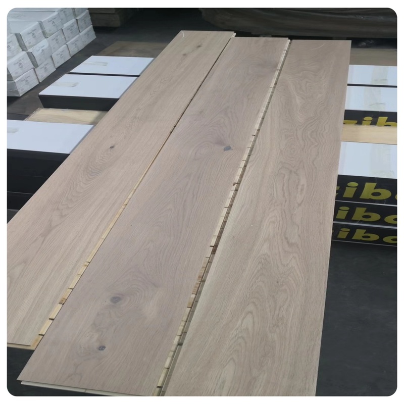 Contemporary Oak Engineered Wood Flooring for