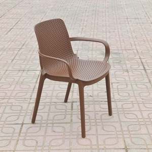 Sillón de Patio Apilable TM22 con Respaldo de Malla Transpirable |   Silla de Comedor Estética de Polipropileno para Cafetería, Bistro o Restaurante Moderno - Product Image 3