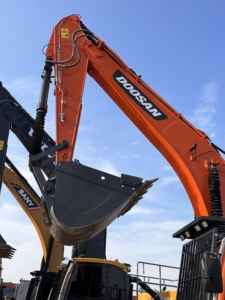 Chargeuse sur pneus Doosan DX300LC modèle 2022, équipement de construction lourd, capacité de charge nominale de 30 tonnes, couleur orange, moteur monté sur chenilles - Product Image 4