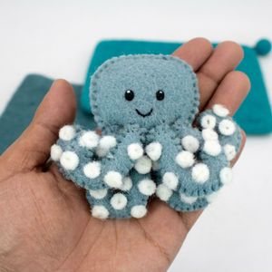 Mini pulpo de fieltro de lana, hecho a mano, animal del mundo marino para decoración del hogar, comercio justo y artesanal. - Product Image 1