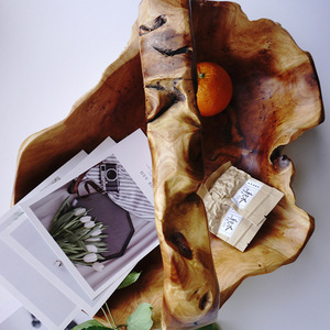 Bandeja de madera tallada con forma irregular, de madera maciza, con compartimento grande para frutas y aperitivos, para uso en mesa. - Product Image 1