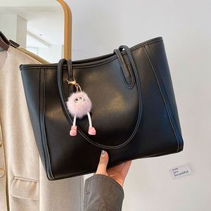 Bolso de hombro femenino de verano con asa única, cierre de cremallera, en PU, con estampado de lunares, diseño coreano elegante y moderno. - Product Image 2