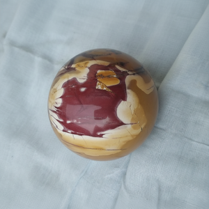 Mookaite Natural Jasper Ball Multi-Color Vibrant Orange Hue Piedras preciosas sueltas en forma redonda - Product Image 1