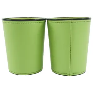 उच्च गुणवत्ता हरे रंग की चमड़े पासा कप के साथ एक ही रंग पांसे stacking कप के लिए अंदर और कस्टम लोगो स्वीकार किए जाते हैं