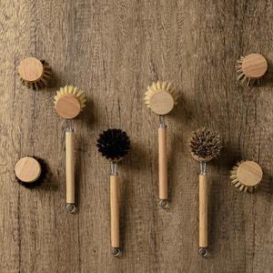 Brosse à vaisselle écologique durable personnalisée avec manche en bois de hêtre et têtes de rechange en poils de coco pour nettoyer les casseroles et les poêles - Product Image 1