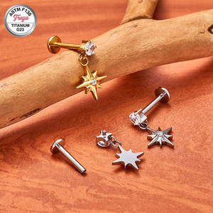 Pendiente de titanio ASTM-F136 Freya con rosca interna, cadena colgante y estrella de circonita cúbica para piercing de hélix, tragus y cartílago. - Product Image 2