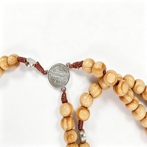 Rosario Cattolico in Legno a 59 Grani con Crocifisso di San Benedetto, Collana di Preghiera in Legno di Pino e Ulivo per il Culto Religioso, da Appendere a Parete - Product Image 4