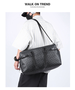 Tas Duffel Perjalanan PVC Monogram Vintage OEM ODM dengan Kantong Samping Ber-resleting, Tali Selempang yang Dapat Disesuaikan, dan Banyak Kantong untuk Perjalanan Bisnis dan Komuter - Product Image 6