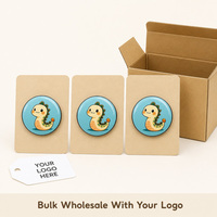 Lot de badges ronds personnalisés mignons et kawaii en forme de serpent, bleu ciel, vert crème, motif souriant, cadeau, vente en gros, OEM, ODM, marque privée