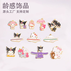 Venta al por mayor Lindo bolso de aleación colgante llavero pulsera para niños Kitty Cat Kuromi Cinnamoroll chapado en oro colgantes de moda encantos - Product Image 5