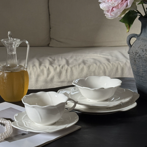 Service de table en céramique blanche de luxe avec motifs de roses en 3D - Assiettes, bols et tasses élégants en porcelaine pour restaurants, mariages, vente en gros - Product Image 4