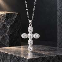 ARNAN Collier tendance en laiton plaqué or 18 carats et acier inoxydable avec pendentif croix chaîne de lèvre et grand zircon cubique (CZ) taille cabochon effet glacé