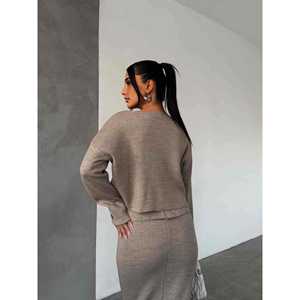 Ensemble de costume en tricot pour femme Visa, veste boutonnée beige et jupe assortie - Product Image 2