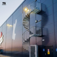 Escalier en colimaçon moderne, design incurvé, acier inoxydable et bois, sûr et durable, escaliers extérieurs pour villa