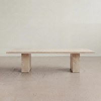 Table à manger en travertin beige, idéale pour les espaces de vie d'hôtels haut de gamme, les appartements et les hôtels.