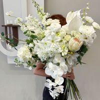Arrangements floraux blancs et artificiels - bouquets de fleurs en soie en gros pour mariages, décoration intérieure et salles de cérémonie.