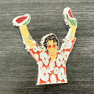 Spille in metallo all'ingrosso a tema musicale: simpatiche spille smaltate di Harry Styles che tiene un'anguria, accessori e souvenir per i fan della musica pop - Product Image 4