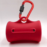 Soporte de silicona al por mayor para bolsas de excrementos de perro con mosquetón, ventana de rollo visible y varios colores para venta minorista de artículos para mascotas