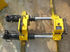 Outil de tension hydraulique pour rails ferroviaires, destiné à la construction et au redimensionnement des voies ferrées - Product Image 2