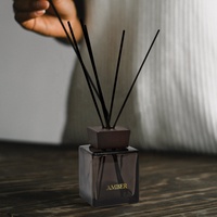 Parfum de luxe 200ml diffuseur à roseaux carrés bouteilles en verre vides en gros logo personnalisé avec couvercle à vis et bâtons