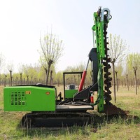 Machine de pose de poteaux solaires de couleur verte, optimisée pour l'alignement des structures de montage photovoltaïque