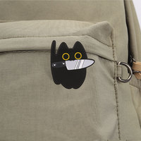 Épinglette en émail fantaisie motif chat noir aux grands yeux, badge métallique élégant pour accessoire vestimentaire quotidien ou à thème festif