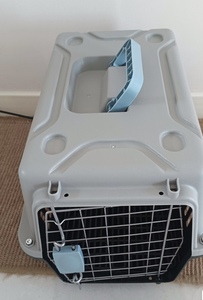 Personalizzato solido modello di plastica Air Box per piccoli animali domestici stile moderno gatto cane gabbia con pulsante di chiusura per i viaggi all'aperto in auto - Product Image 2