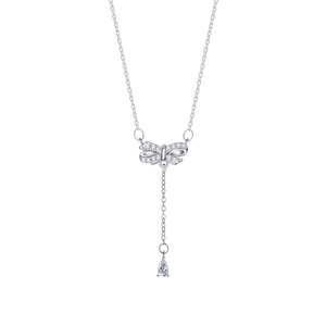 Collana con Fiocco a Cuore Serie Principessa Fugitiva per Donne, Design Elegante e Freddo in Acciaio Inossidabile con Goccia d'Acqua, Modello R4040 - Product Image 1