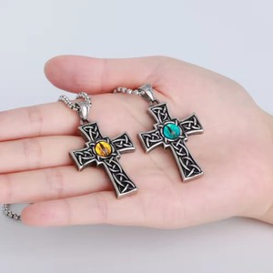 Joyería de alta calidad que no se deslustra, collar con colgante de Cruz de ojo de diablo con nudo celta irlandés de acero inoxidable personalizado para mujeres y hombres - Product Image 3