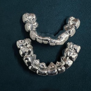 ชุดกริลล์ซเพชรโมอิสซาไนต์ VVS คุณภาพสูง ดีไซน์ทันสมัย สไตล์ฮิปฮอป  วัสดุเงินแท้ 925 สำหรับผู้ชายและผู้หญิง ราคาดีที่สุด - Product Image 3