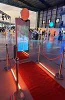 Grand photomaton miroir avec écran tactile de 49 "et roues, appareil photo reflex numérique à impression instantanée avec lumière d'appoint pour fête et événement