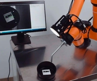 Le robot collaboratif AUBO I10 et les travailleurs réalisent une coopération humain-machine pour réaliser une série de travaux et de tâches d'assemblage