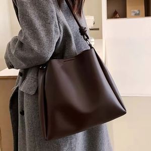 Bolso femenino de piel sintética de gran capacidad, modelo bucket estilo tote, nueva colección 2025 en cuero genuino. - Product Image 4