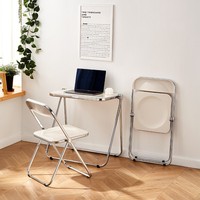 Chaise de salle à manger pliante de luxe en acrylique transparent soigneusement sélectionnée, avec pieds en métal modernes, pour usage domestique, influenceurs, maquillage et salons de thé.