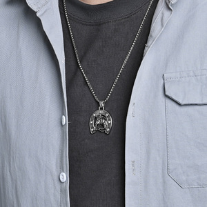 Collier tête de cheval en fer à cheval pour homme, pendentif en alliage de zinc, style artistique rétro hip-hop, bijoux de rue - Product Image 3