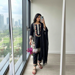 Ensemble Salwar Kameez en coton pour femmes, Kurta brodée florale, pantalon et dupatta, tenue indienne pakistanaise, vêtements décontractés pour les fêtes - Product Image 1