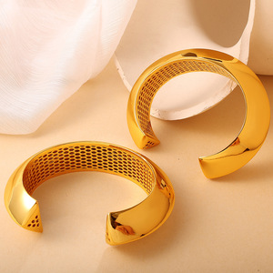 กำไลข้อมือทองคำดีไซน์เรียบหรูสไตล์ยุโรปอเมริกัน รูปทรงเรขาคณิต เปิดได้ ทันสมัย สวยสง่า เหมาะสำหรับทั้งชายและหญิง - Product Image 3