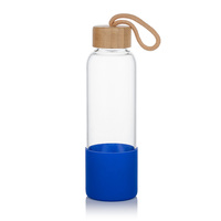 Bouteille d'eau en verre borosilicate faite à la main avec couvercle en bambou, manchon en silicone antidérapant, compatible lave-vaisselle et micro-ondes, style classique, vaisselle de qualité.