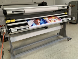 Équipement de revêtement de film en rouleau vertical pneumatique grand format à commande aisée, chariot de laminage large sur roues avec structure intégrée - Product Image 6