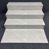 Dalles de carrelage rectangulaires modernes en porcelaine veinée gris clair brillant pour marches d'escalier intérieures, idéales pour les projets d'hôtels et de supermarchés