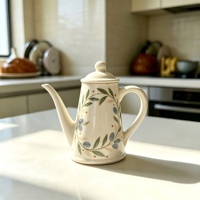 Distributeur d'huile en céramique vert foncé élégant avec motif de feuille d'olivier dorée et couvercle pour la décoration de la table de cuisine, la cuisson et le service
