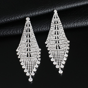 Boucles d'oreilles pendantes longues à pampilles en strass, tendance et très prisées, plaquées or pour femmes, vente en gros directe des fabricants - Product Image 4