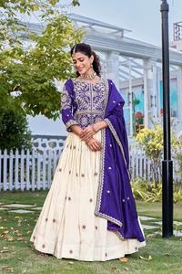 Conjunto de Lehenga Choli Bordado Ecológico para Mujer con Elegante Dupatta, Ropa Étnica India para Fiestas, Disponible a un Precio Razonable - Product Image 4