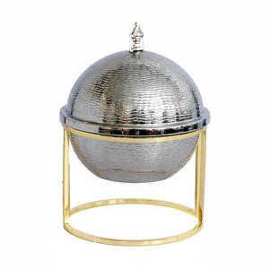 Plat en métal martelé avec couvercle et support en or Vaisselle design pour servir des aliments et décoration de table - Product Image 1