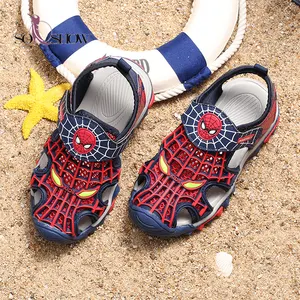 लड़का सैंडल स्पाइडरमैन पैटर्न के साथ फैशनेबल जूते