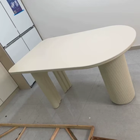 Table à manger adaptée à un usage domestique, à placer contre le mur, au design moderne et épuré