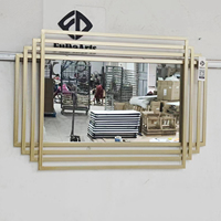 Miroirs Muraux en Métal Doré de 80x54,5cm Prix Usine, Grande Décoration de Salon, Miroirs de Salle de Bain Créatifs Modernes en Métal Décoratif à Vendre