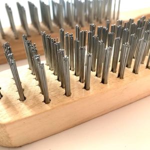 فرشاة طويلة بمقبض خشبي مع شعيرات من أسلاك الفولاذ المقاوم للصدأ لتنظيف وتلميع فعال - Product Image 3