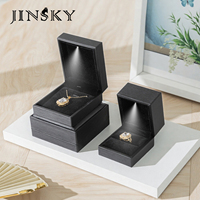 Boîte à bijoux en cuir PU noir en gros avec lumière LED, boîte à anneaux, boîte à pendentifs, emballage de luxe pour bijoux